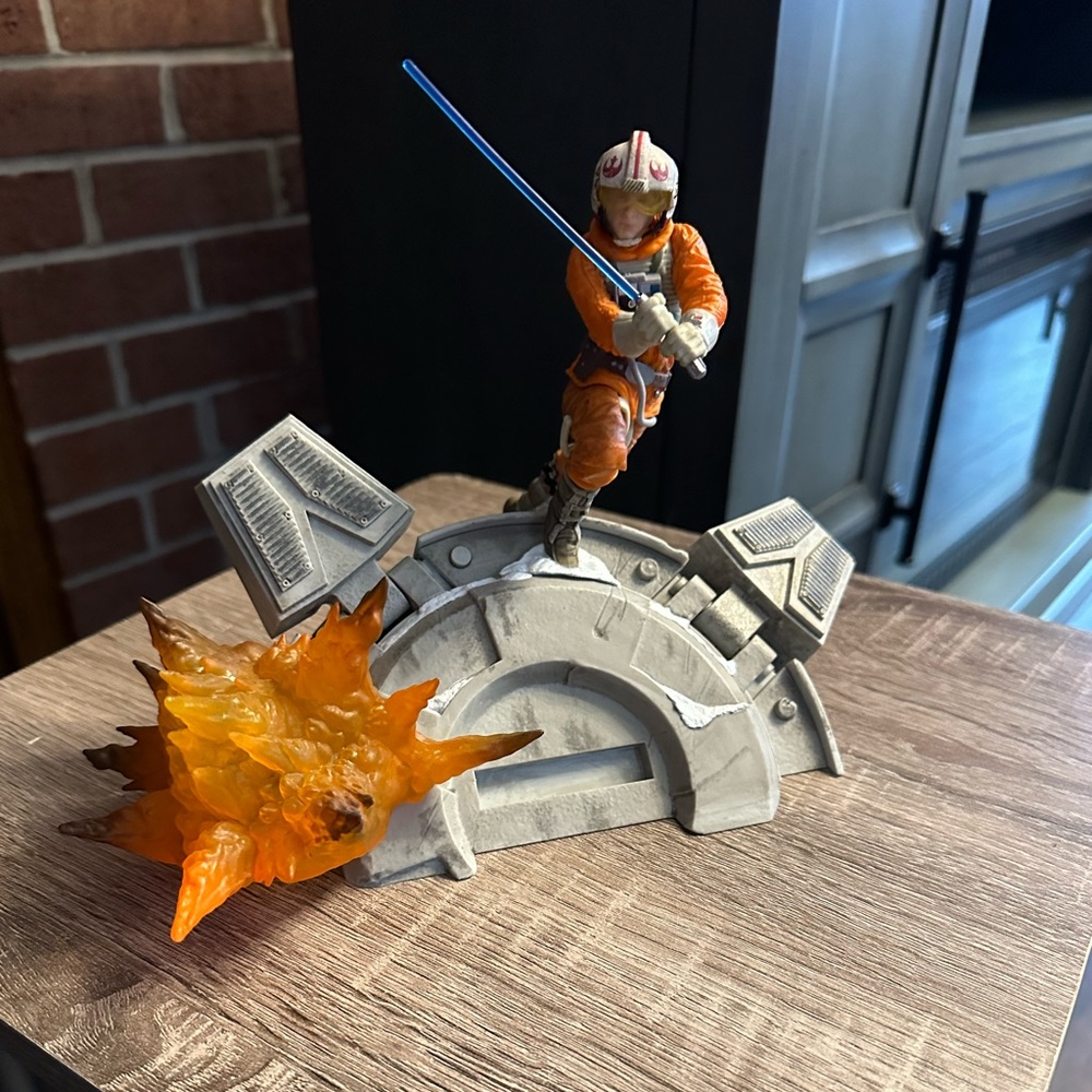 Star Wars Black Series Luke Skywalker Statue Centerpiece